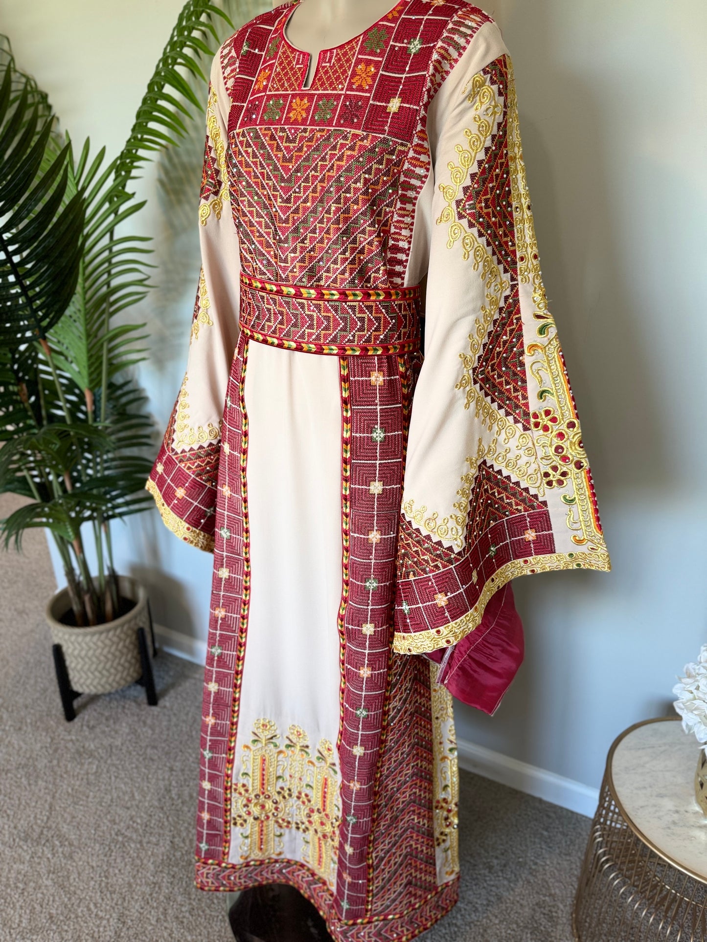 Beige fabric thobe with Kasab
