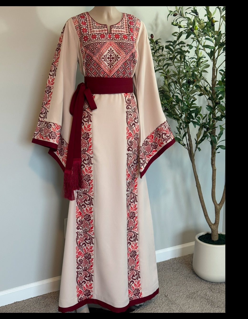 Cream fabric thobe with burgundy embroidery