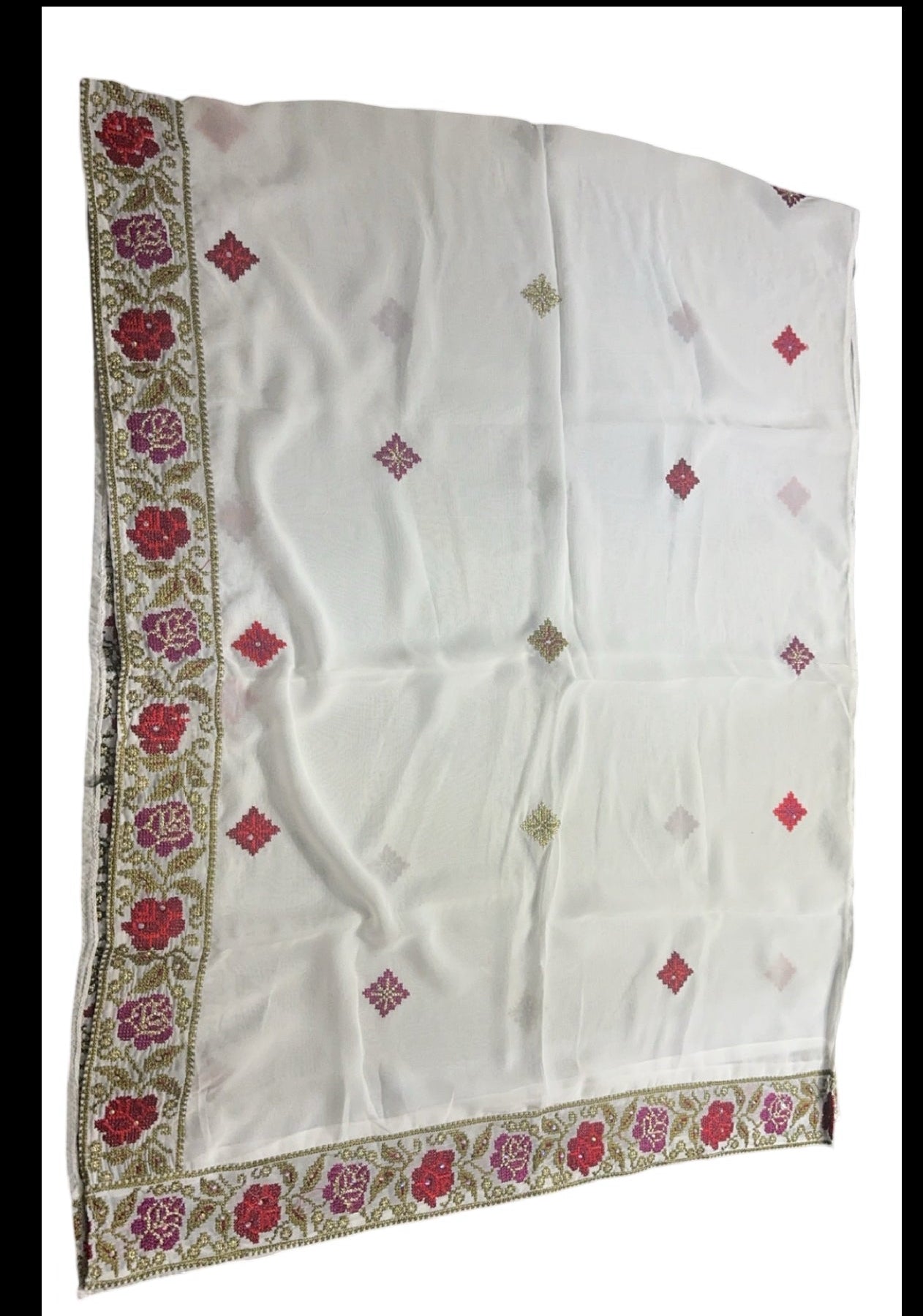 Off-white thobe with stunning colors