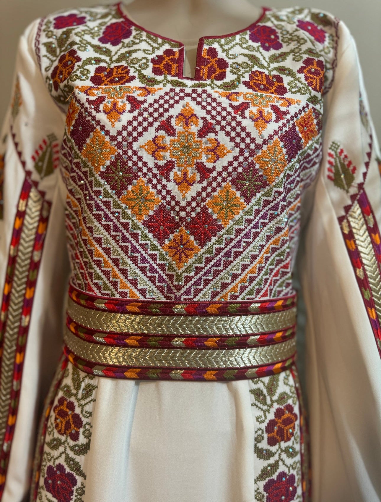 Off-white thobe with stunning colors